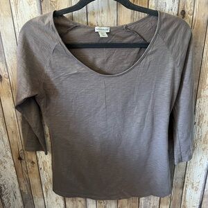 Quarter sleeve scoop neck top